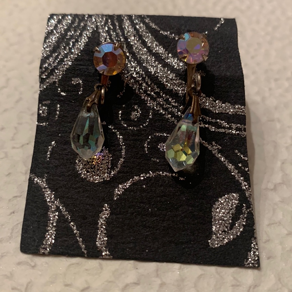 Vintage screw on  back Dew Drop dangle earrings!!! Not signed.